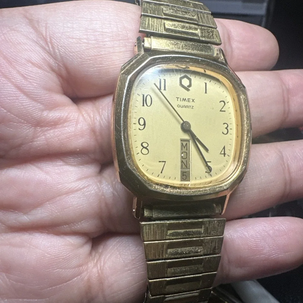 Working VTG 1980s Timex Q Day-Date Gold Tone Men's Watch Quartz 32mm Fit 7in Run